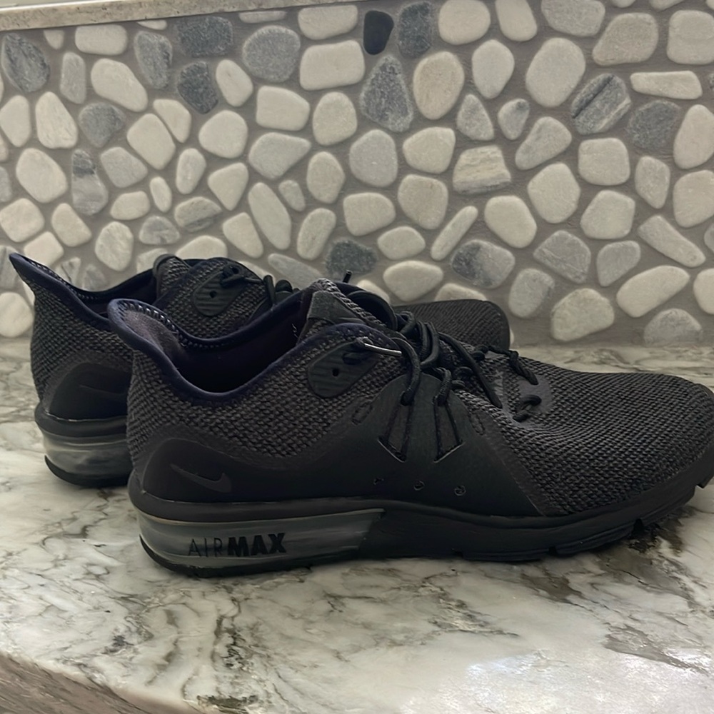Nike air max black size 7 tennis shoes